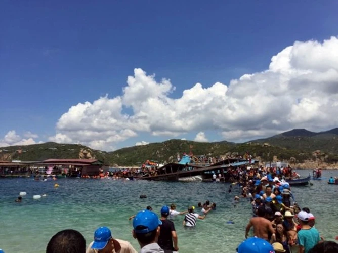 Sập nhà hàng nổi ở Vĩnh Hy:Tiếp tục tìm kiếm hai nạn nhân ảnh 4