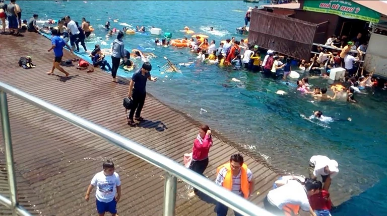 Sập nhà hàng nổi ở Vĩnh Hy:Tiếp tục tìm kiếm hai nạn nhân ảnh 1