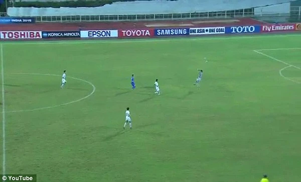 Bàn thua không thể tin nổi của thủ môn Triều Tiên ảnh 1