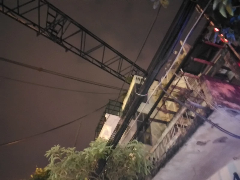 Cần cẩu sập vắt ngang đường, đè vào nhà dân ảnh 2