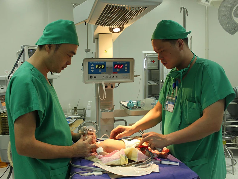 Phẫu thuật nang phổi bẩm sinh cho trẻ sơ sinh ảnh 1