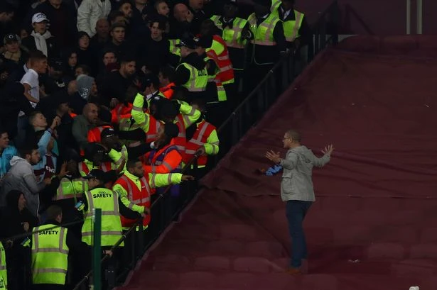 CĐV Chelsea và West Ham ẩu đả ngay trên sân ảnh 12