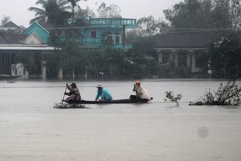 Thừa Thiên-Huế ngập nặng, có nơi phải đi lại bằng xuồng ảnh 7
