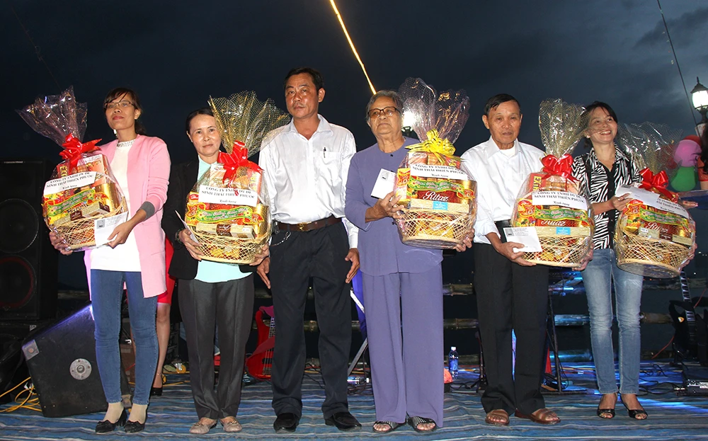 Tặng quà tết cho gia đình liệt sĩ Trường Sa ảnh 2