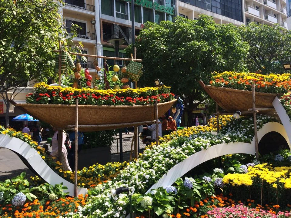 Ngắm đường hoa Nguyễn Huệ khoe sắc sáng 30 tết ảnh 12