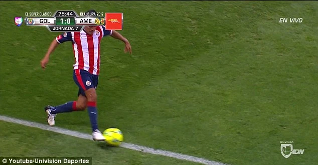 Hài hước: HLV lao vào sân 'ngáng giò' cầu thủ ảnh 1