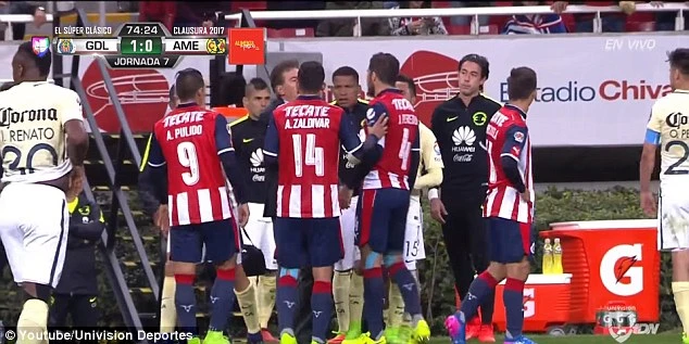 Hài hước: HLV lao vào sân 'ngáng giò' cầu thủ ảnh 4