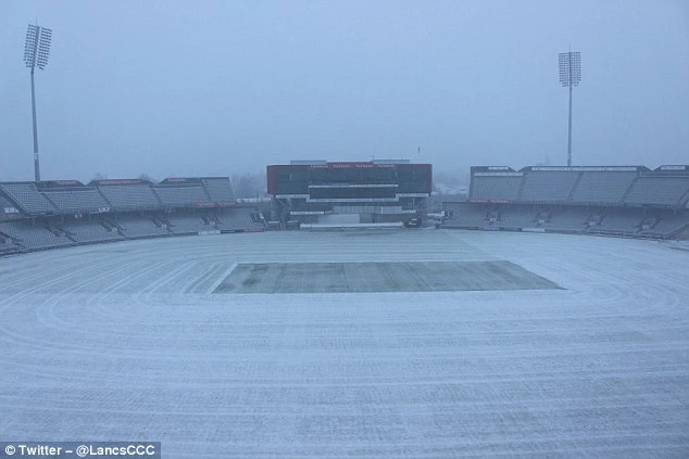 Sân Old Trafford của MU bỗng dưng… hóa đá ảnh 2