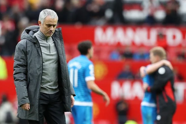 Vướng lời nguyền, MU cần buông Premier League? ảnh 1