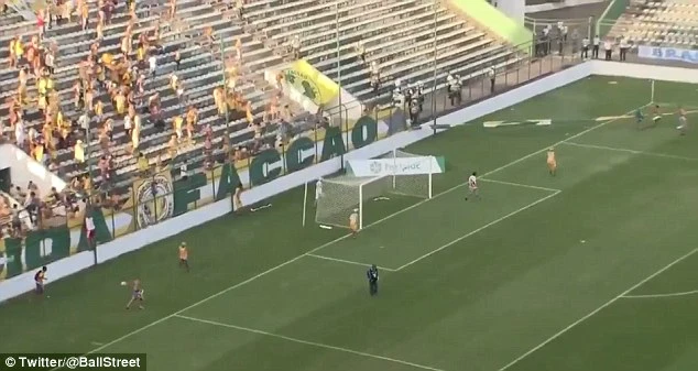 Cầu thủ và CĐV lao vào đánh nhau kinh hoàng trên sân ảnh 2