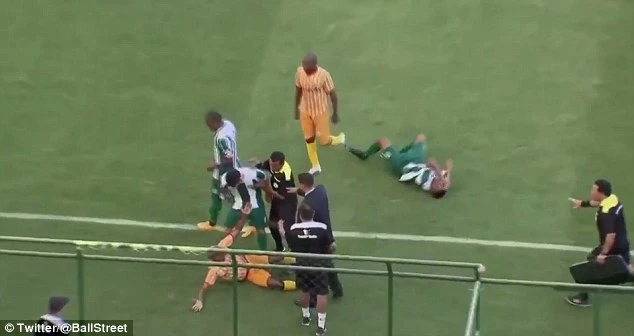 Cầu thủ và CĐV lao vào đánh nhau kinh hoàng trên sân ảnh 4