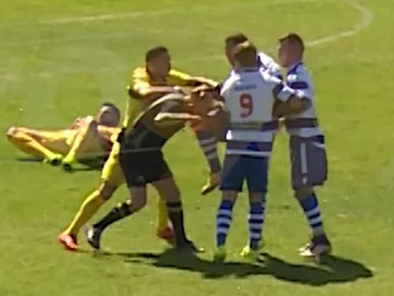 Cầu thủ lên gối hạ knock-out trọng tài ngay trên sân ảnh 1