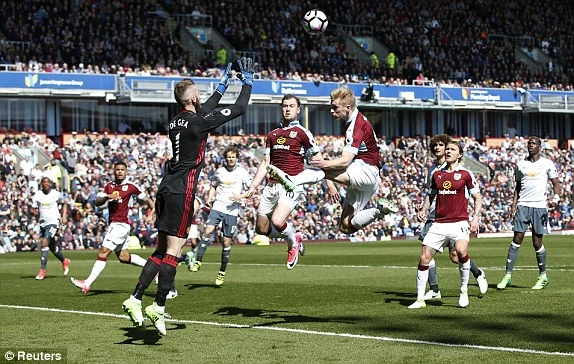 MU áp sát top 4, Mourinho vẫn buồn vì Pogba chấn thương ảnh 1