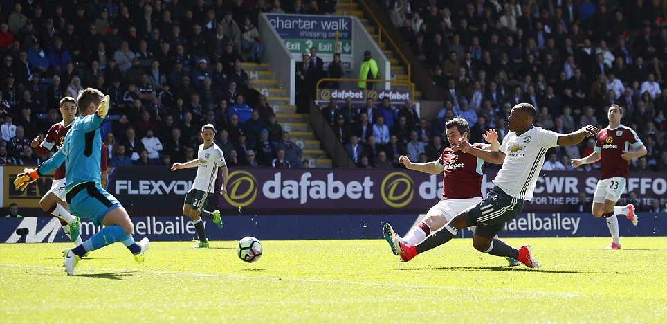 MU áp sát top 4, Mourinho vẫn buồn vì Pogba chấn thương ảnh 2