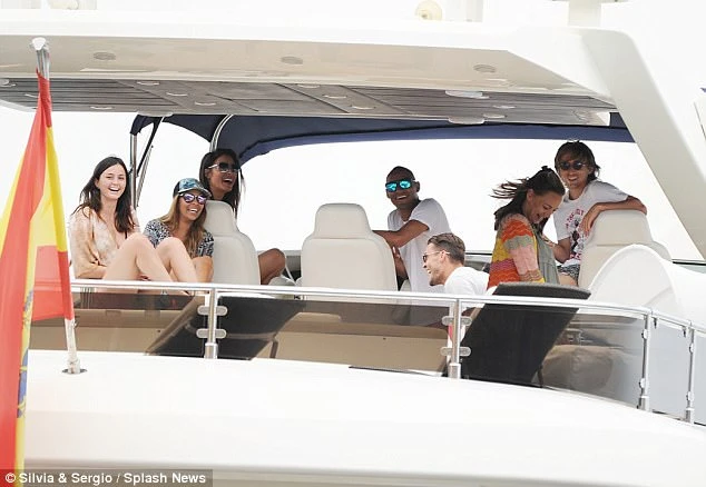 Sao Real rủ nhau đi nghỉ với bạn gái trước chung kết C1 ảnh 12