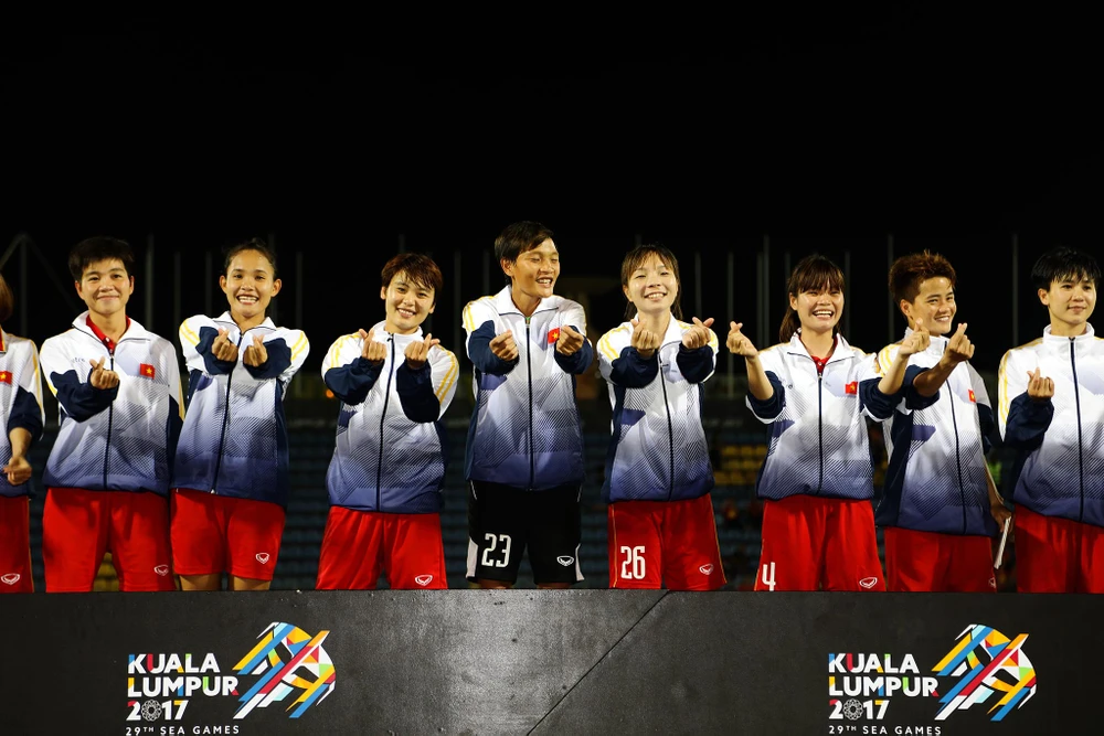 Khoảnh khắc đăng quang cảm xúc của bóng đá nữ Việt Nam ảnh 14