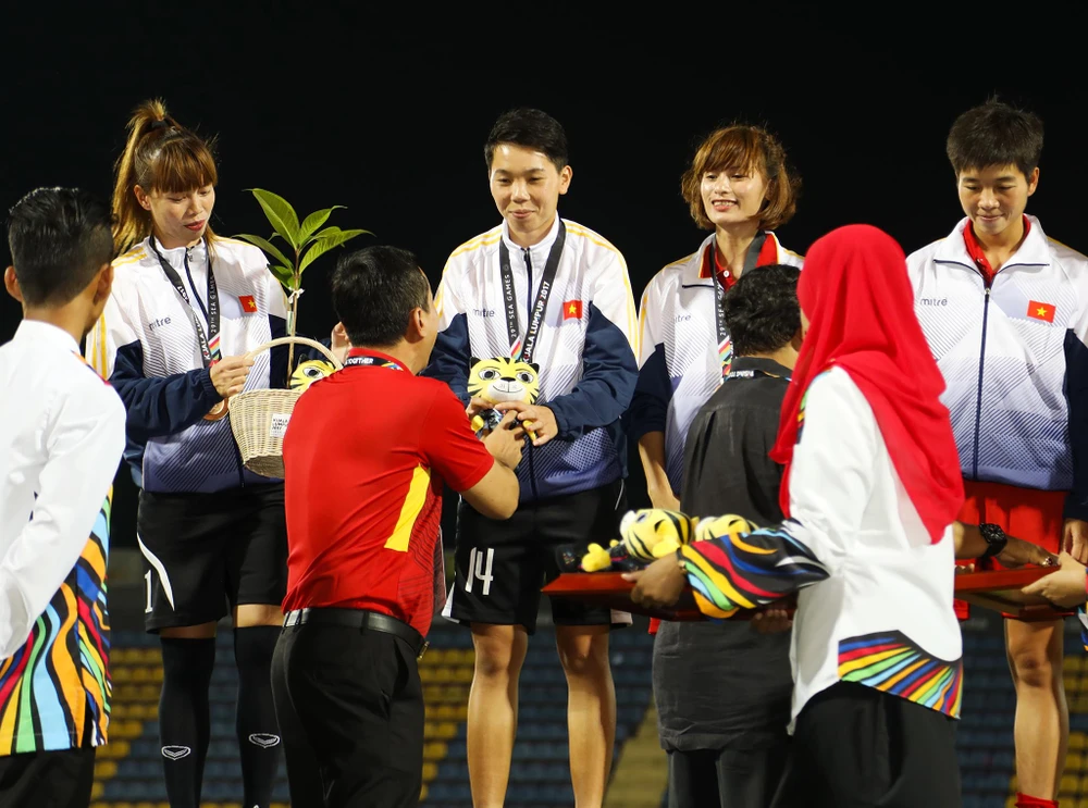 Khoảnh khắc đăng quang cảm xúc của bóng đá nữ Việt Nam ảnh 13