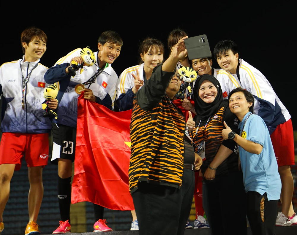 Khoảnh khắc đăng quang cảm xúc của bóng đá nữ Việt Nam ảnh 15