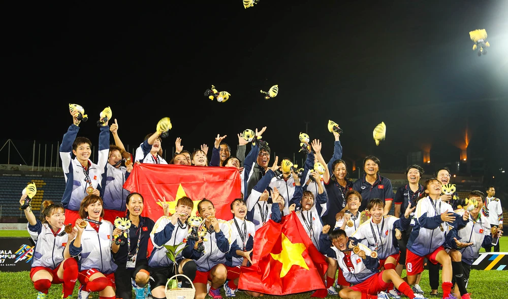 Khoảnh khắc đăng quang cảm xúc của bóng đá nữ Việt Nam ảnh 25