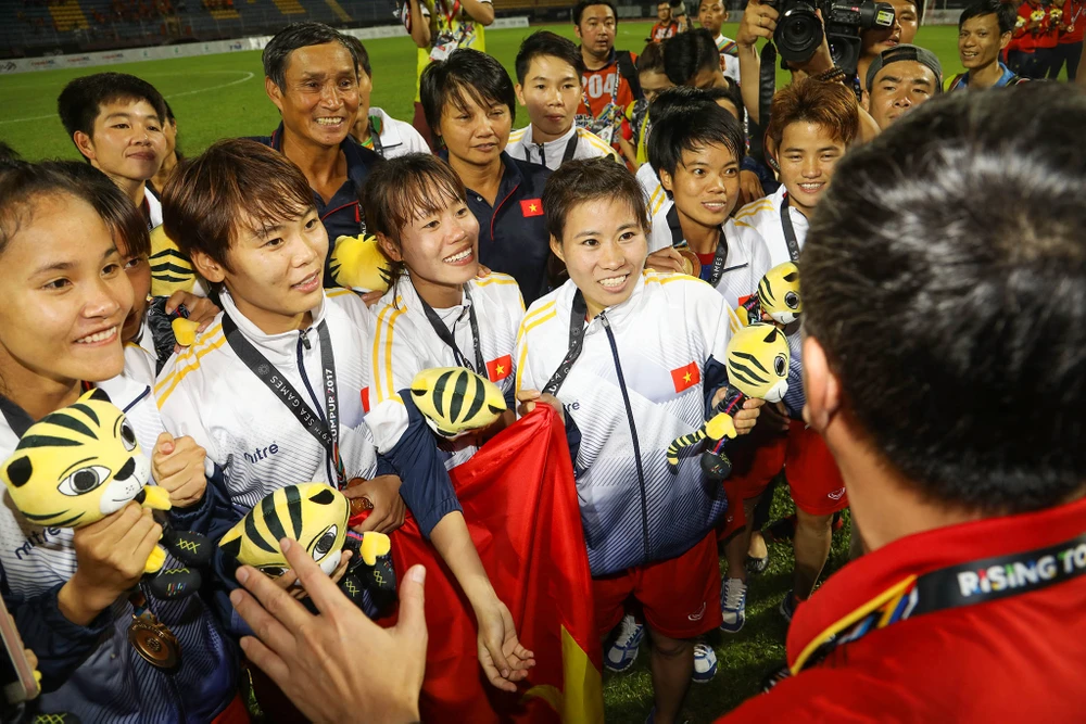 Khoảnh khắc đăng quang cảm xúc của bóng đá nữ Việt Nam ảnh 22
