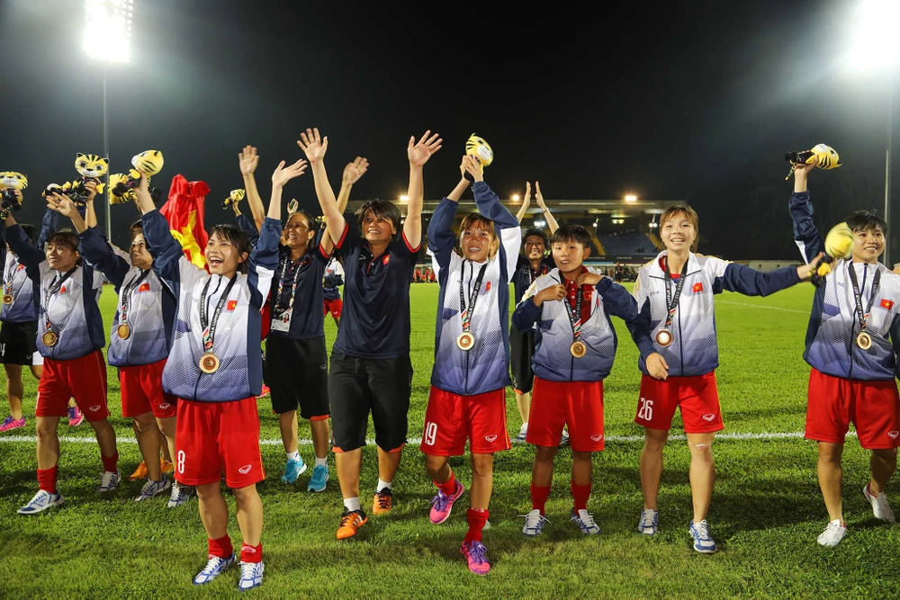 Khoảnh khắc đăng quang cảm xúc của bóng đá nữ Việt Nam ảnh 23