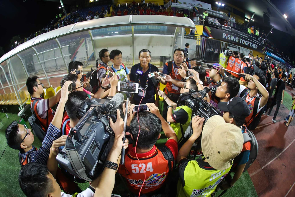 Khoảnh khắc đăng quang cảm xúc của bóng đá nữ Việt Nam ảnh 4