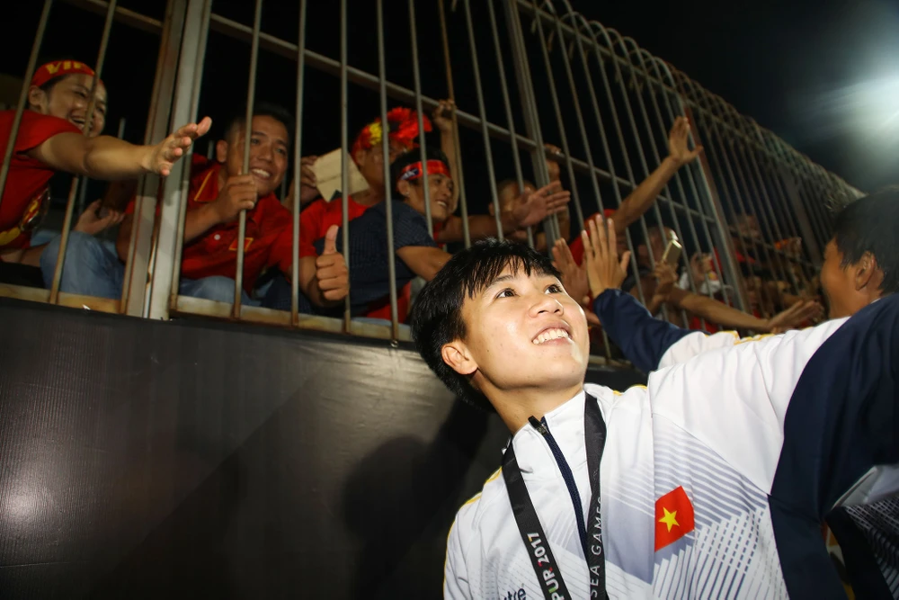 Khoảnh khắc đăng quang cảm xúc của bóng đá nữ Việt Nam ảnh 17