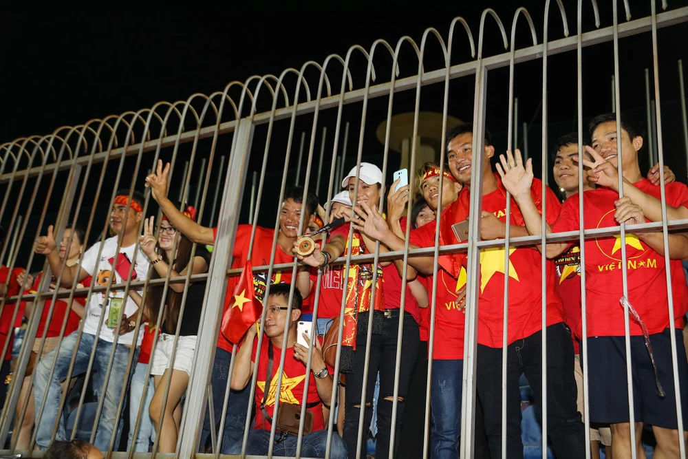 Khoảnh khắc đăng quang cảm xúc của bóng đá nữ Việt Nam ảnh 16