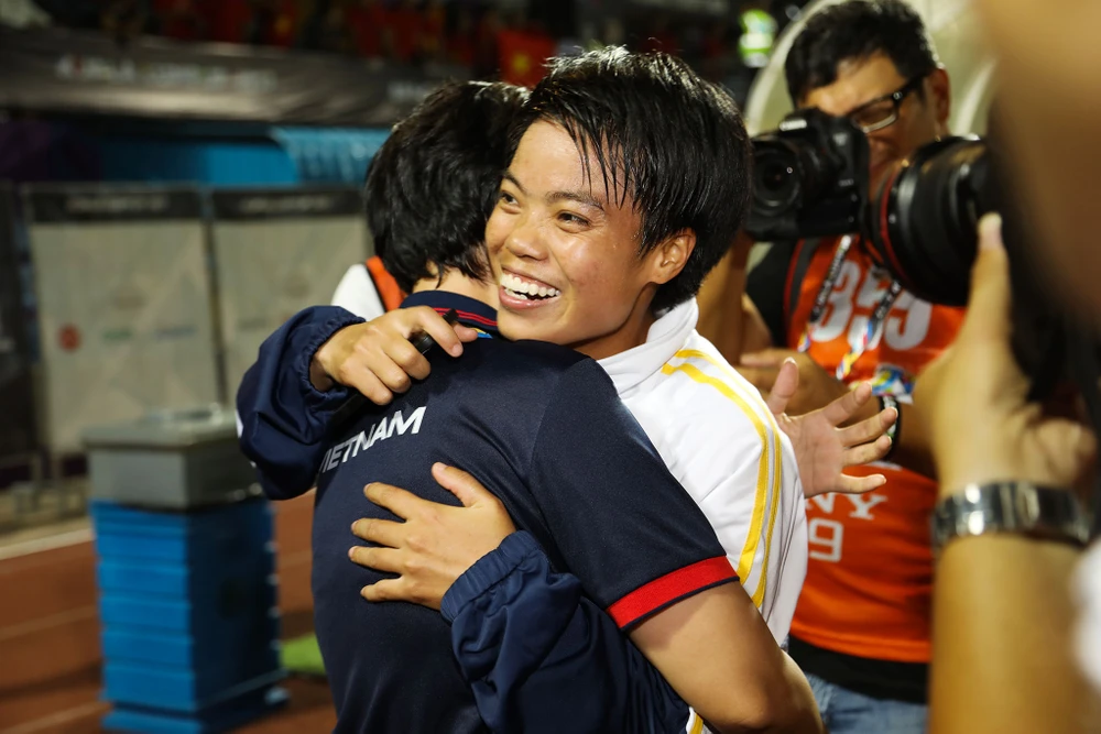 Khoảnh khắc đăng quang cảm xúc của bóng đá nữ Việt Nam ảnh 7