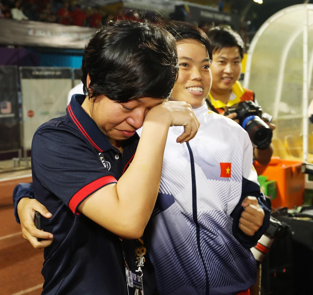 Khoảnh khắc đăng quang cảm xúc của bóng đá nữ Việt Nam ảnh 8