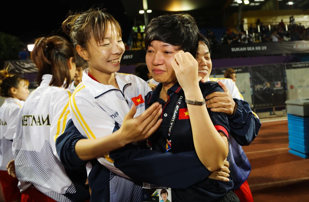 Khoảnh khắc đăng quang cảm xúc của bóng đá nữ Việt Nam ảnh 9