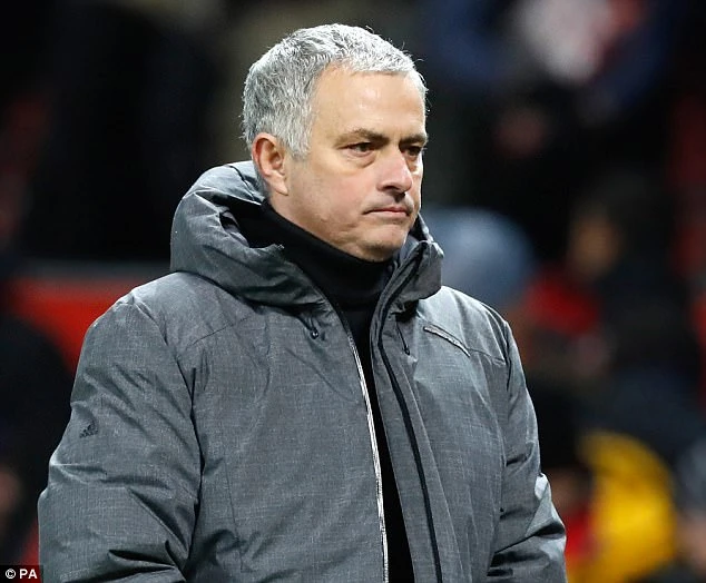 HLV Louis van Gaal tấn công Mourinho ảnh 2