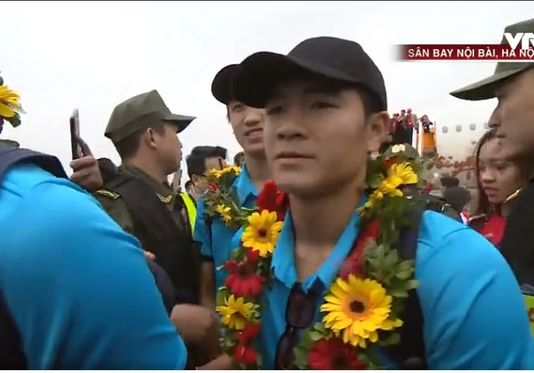 U-23 VN diễu hành hơn 4 giờ trên xe buýt giữa biển NHM ảnh 55