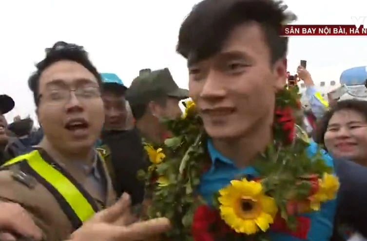 U-23 VN diễu hành hơn 4 giờ trên xe buýt giữa biển NHM ảnh 57