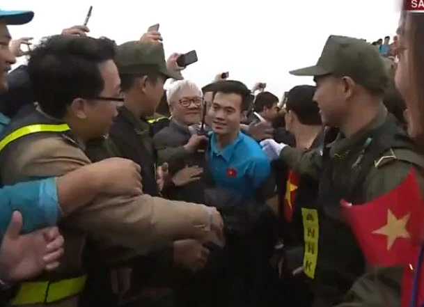 U-23 VN diễu hành hơn 4 giờ trên xe buýt giữa biển NHM ảnh 58