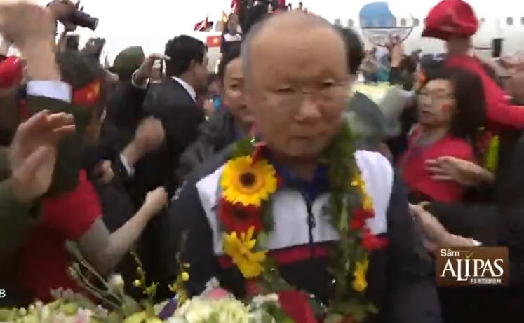 U-23 VN diễu hành hơn 4 giờ trên xe buýt giữa biển NHM ảnh 60