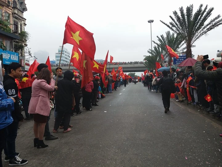 U-23 VN diễu hành hơn 4 giờ trên xe buýt giữa biển NHM ảnh 50