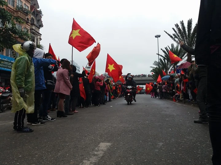 U-23 VN diễu hành hơn 4 giờ trên xe buýt giữa biển NHM ảnh 51