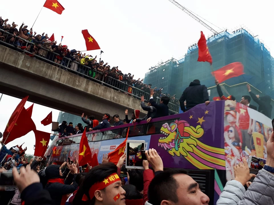 U-23 VN diễu hành hơn 4 giờ trên xe buýt giữa biển NHM ảnh 8