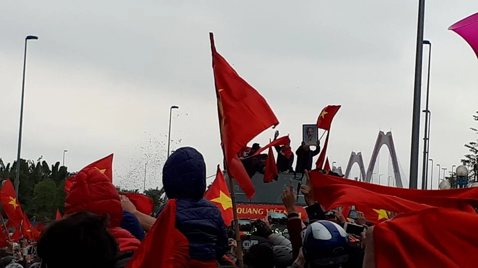 U-23 VN diễu hành hơn 4 giờ trên xe buýt giữa biển NHM ảnh 9