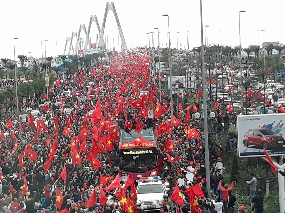 U-23 VN diễu hành hơn 4 giờ trên xe buýt giữa biển NHM ảnh 10