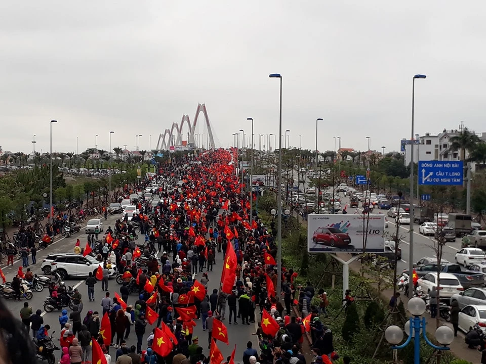 U-23 VN diễu hành hơn 4 giờ trên xe buýt giữa biển NHM ảnh 16