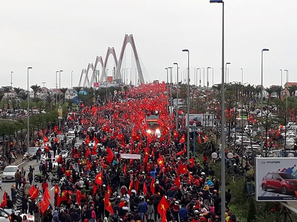 U-23 VN diễu hành hơn 4 giờ trên xe buýt giữa biển NHM ảnh 11