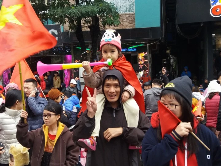 U-23 VN diễu hành hơn 4 giờ trên xe buýt giữa biển NHM ảnh 36