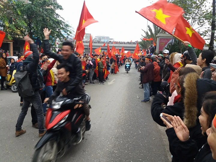 U-23 VN diễu hành hơn 4 giờ trên xe buýt giữa biển NHM ảnh 37