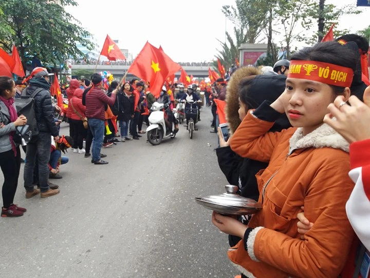 U-23 VN diễu hành hơn 4 giờ trên xe buýt giữa biển NHM ảnh 39