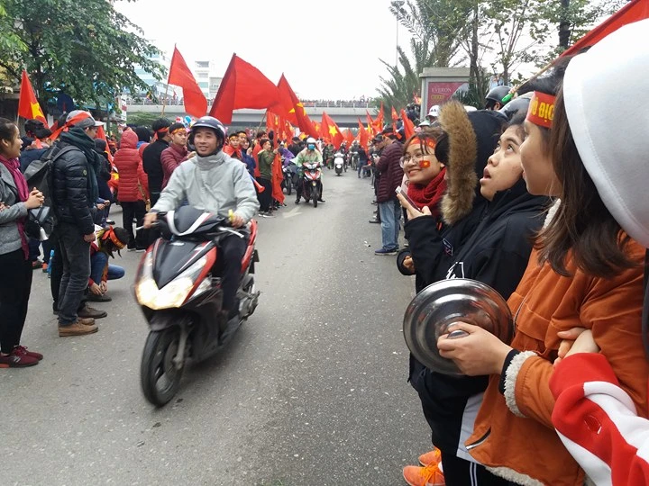 U-23 VN diễu hành hơn 4 giờ trên xe buýt giữa biển NHM ảnh 38