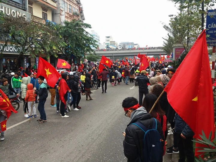 U-23 VN diễu hành hơn 4 giờ trên xe buýt giữa biển NHM ảnh 48