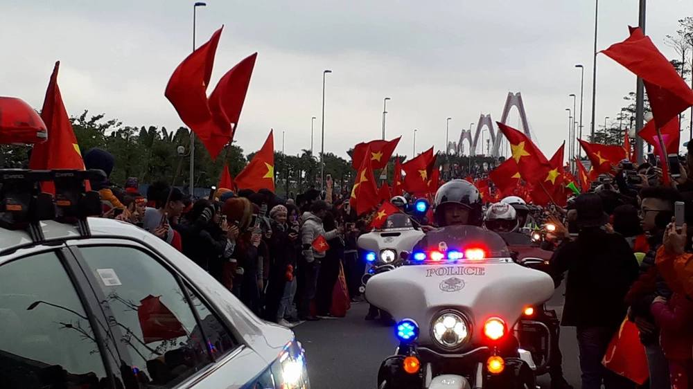 U-23 VN diễu hành hơn 4 giờ trên xe buýt giữa biển NHM ảnh 12