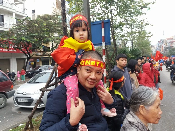 U-23 VN diễu hành hơn 4 giờ trên xe buýt giữa biển NHM ảnh 49